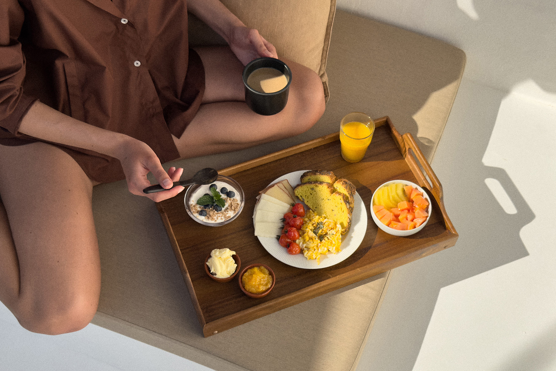 Desayuno de kilómetro cero en Ca'Mur, hotel rural en Lanzarote, con productos frescos de la finca local y vistas al entorno volcánico.